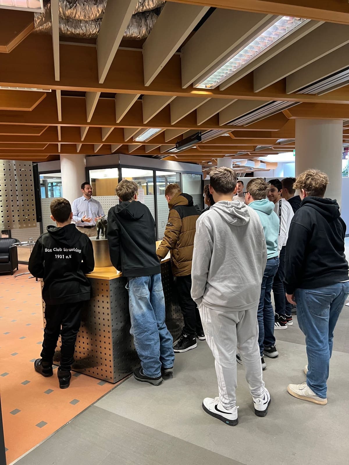 Bild 2 zum Beitrag „Besuch in der Hauptgeschäftsstelle der Sparkasse in Straubing“
