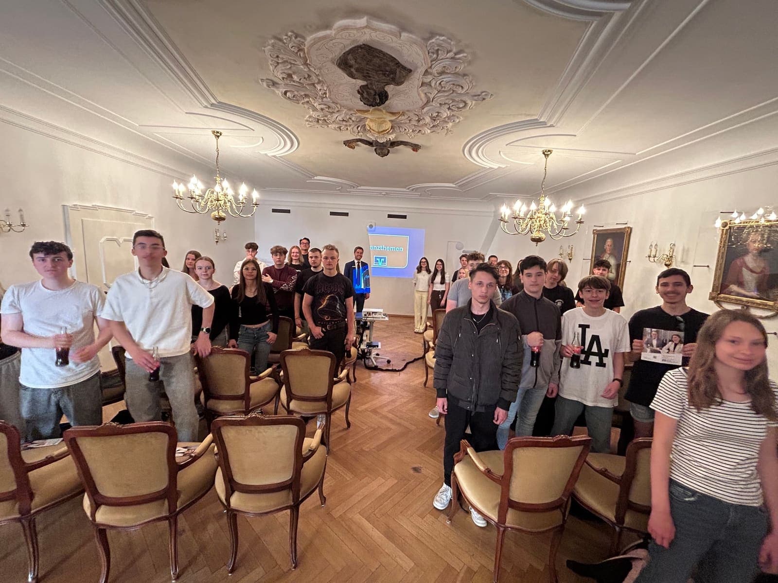 Bild 2 zum Beitrag „Betriebsbesichtigung der VR-Bank Straubing mit den Klassen 9A und 10Z“