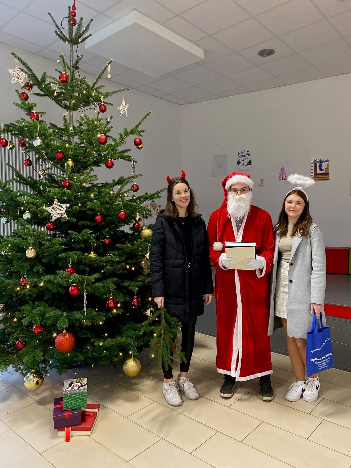 Bild 2 zum Beitrag „Der Nikolaus und seine Begleiter besuchten die Klassen“